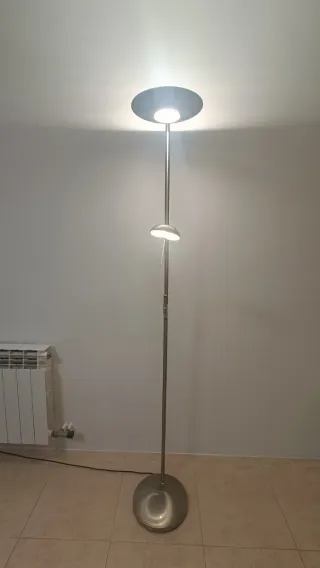 Lámpara de pie con brazo lectura