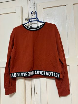 Top naranja rojizo con estampado LOVE