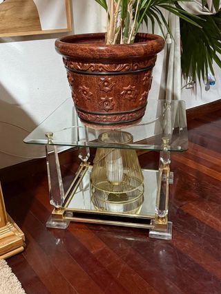 Mesa auxiliar cristal y metal dorada