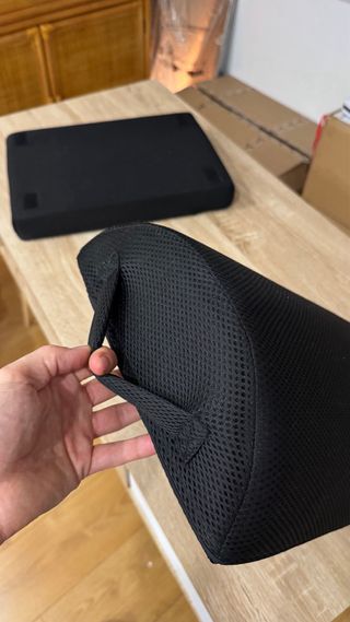 Reposapiés acolchado negro con trébol verde