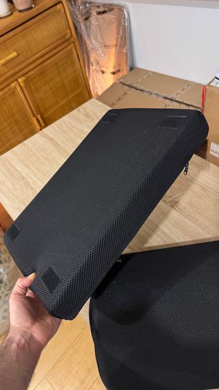 Reposapiés acolchado negro con trébol verde