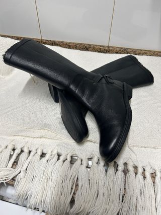 Botas de piel negras nuevas