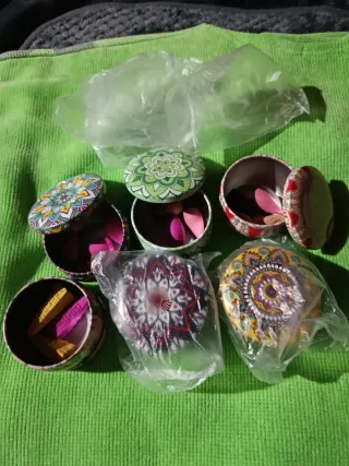 Cajitas decoradas con motivos florales y mandalas