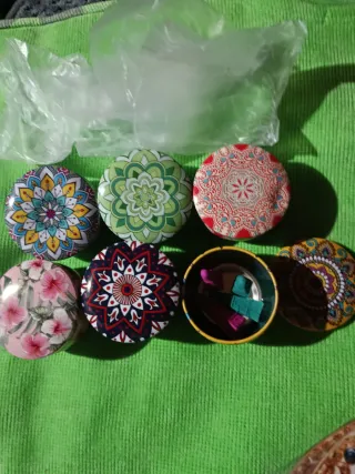Cajitas decoradas con motivos florales y mandalas
