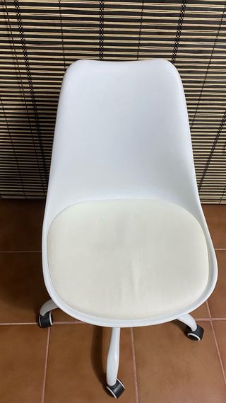 Silla de oficina giratoria blanca