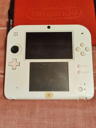 Nintendo 2DS bianca e rossa con custodia