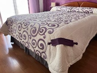 Colcha para cama 1.50m púrpura y blanca