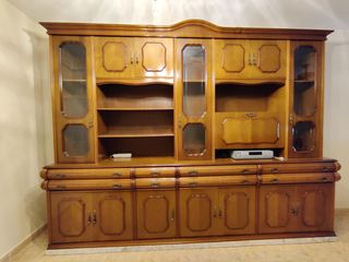 Mueble de salón antiguo de madera y cristal