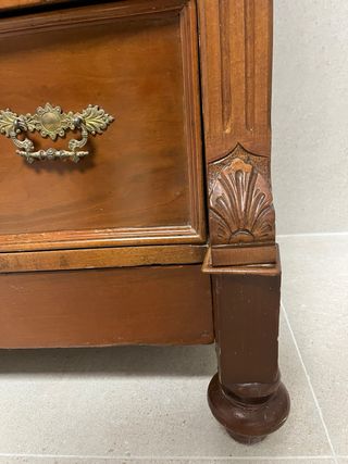 Cómoda antigua de madera tallada