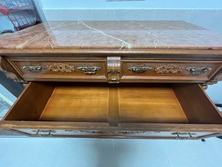 Cómoda antigua de madera tallada