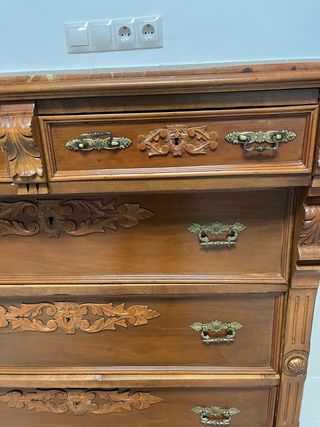 Cómoda antigua de madera tallada