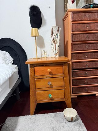 Mesita de noche de madera con cajones