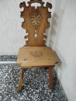 Silla de madera tallada