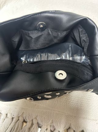 Bolso negro con apliques plateados