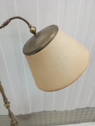 Lámpara de pie antigua dorada y beige