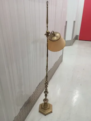 Lámpara de pie antigua dorada y beige