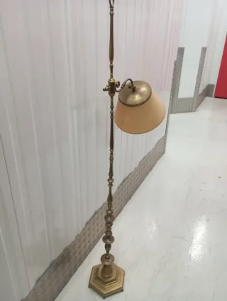 Lámpara de pie antigua dorada y beige