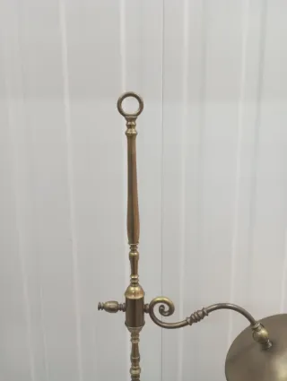 Lámpara de pie antigua dorada y beige