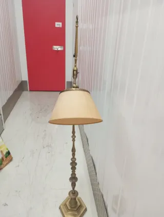 Lámpara de pie antigua dorada y beige