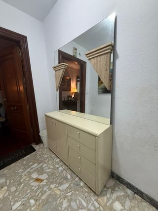 Mueble auxiliar de madera, sin espejo