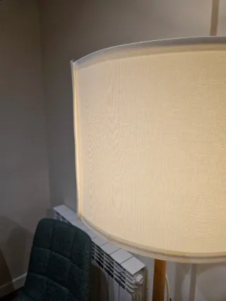 Lámpara de pie Ikea madera y tela