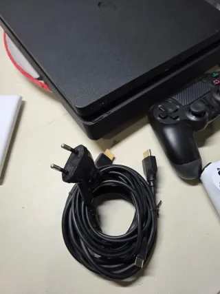 PS4 (PlayStation 4) 1TB + 4 Giochi + 2 Controller