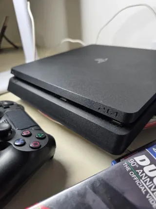 PS4 (PlayStation 4) 1TB + 4 Giochi + 2 Controller