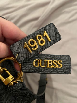 Bolso Guess Negro y Dorado, usado un par de veces.