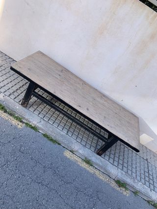 Mesa de madera maciza con estructura metálica