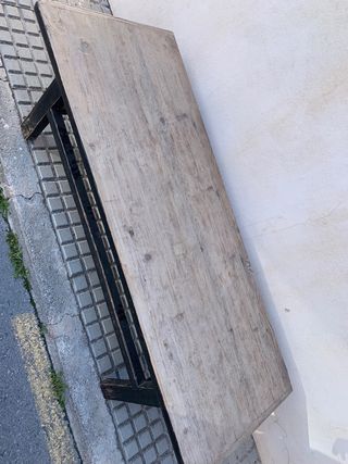 Mesa de madera maciza con estructura metálica