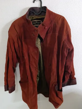 Chaqueta de piel marrón rojizo.