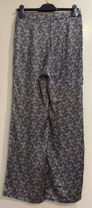 Conjunto blusa y pantalón estampado.