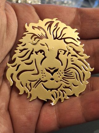 Broche león dorado chapado en oro joyas mujer