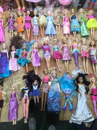 Conjunto di bambole varie