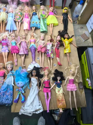 Conjunto di bambole varie