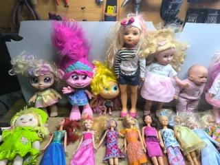 Conjunto di bambole varie