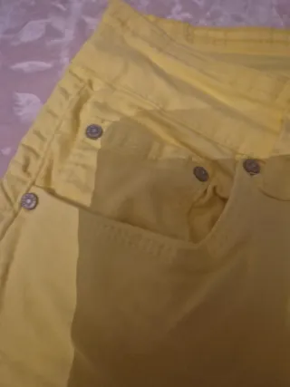 Pantalón corto elástico amarillo