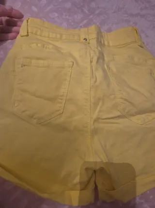 Pantalón corto elástico amarillo