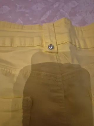 Pantalón corto elástico amarillo