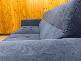 Divano in tessuto blu avio