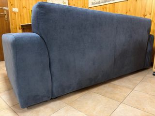 Divano in tessuto blu avio
