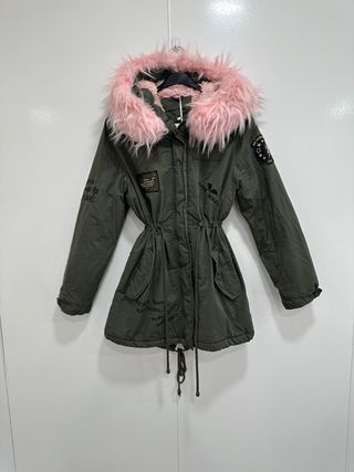 Chaqueta en color verde militar con capucha rosa