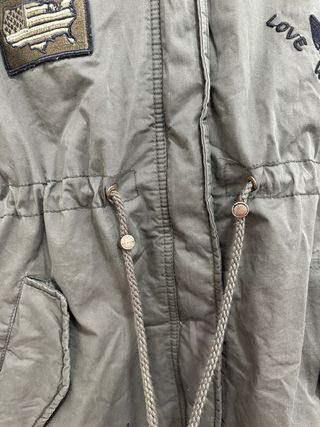 Chaqueta en color verde militar con capucha rosa