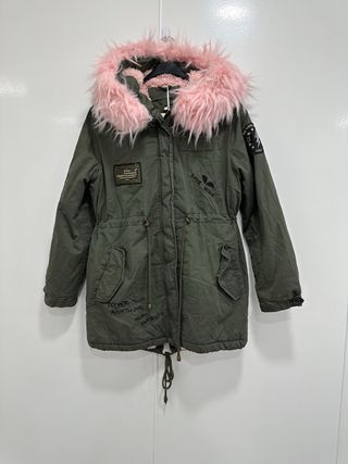 Chaqueta en color verde militar con capucha rosa