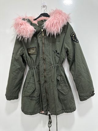 Chaqueta en color verde militar con capucha rosa