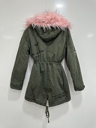 Chaqueta en color verde militar con capucha rosa