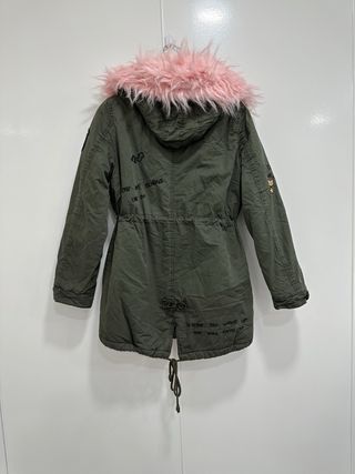 Chaqueta en color verde militar con capucha rosa