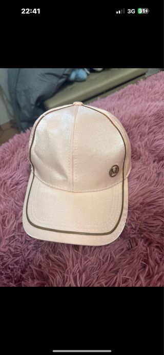 Berretto rosa con M dorata