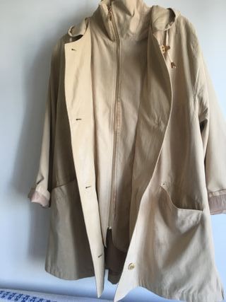 Gabardina beige con capucha