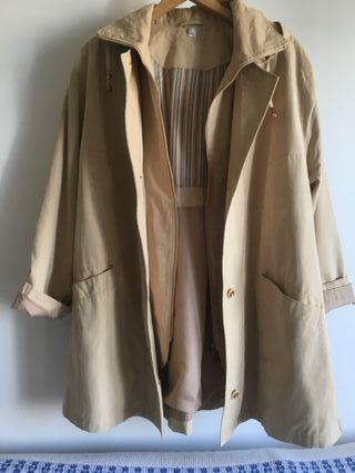 Gabardina beige con capucha